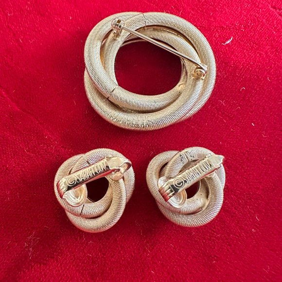 Vintage Sarah Coventry Gold Tone Twisted Circle Brooch And Earring Jewelry Set. - Picture 6 of 8